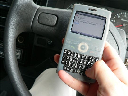 Οδήγηση και αποστολή SMS δεν πάνε μαζί