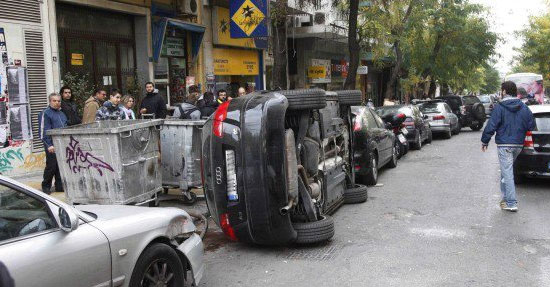 Αναποδογύρισαν διπλοπαρκαρισμένο αυτοκίνητο που εμπόδιζε την κυκλοφορία!