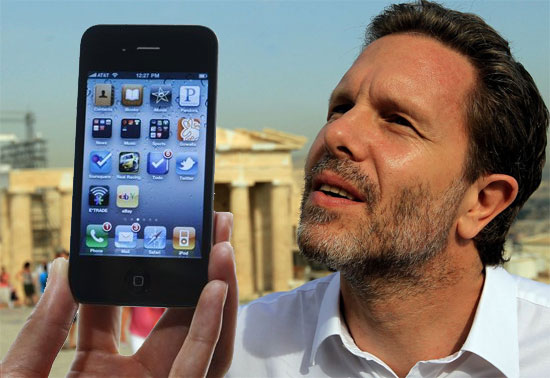Ένα iPhone 4S για τον υπουργό Πολιτισμού και Τουρισμού Παύλο Γερουλάνο, "δώρο" από εμάς