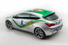 Νέο Opel Astra, με καθίσματα από γρασίδι και άμμο στα πόδια (video) Νέο Opel Astra, με καθίσματα από γρασίδι και άμμο στα πόδια (video)