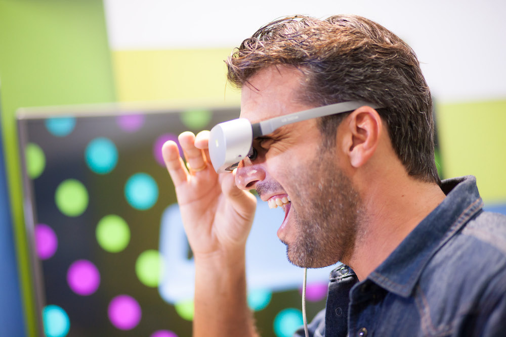 Ο Αντώνης Βλοντάκης δοκιμάζει την VR μάσκα εικονικής πραγματικότητας της LG και με το LG G5