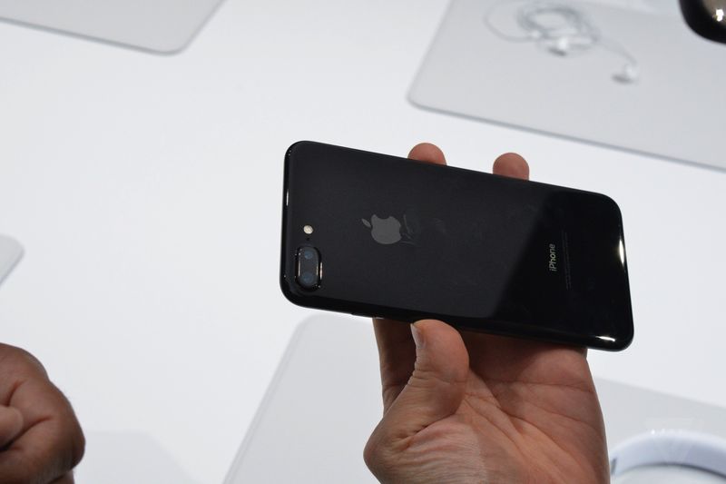apple-iphone-7-plus-jet-black-scratch