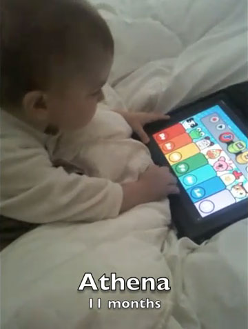 Η μικρή Αθηνά παίζει με το iPad