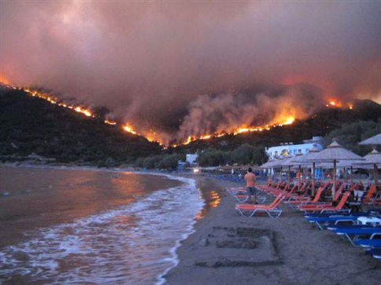 Πύρινος εφιάλτης στη Χίο: Συγκλονιστικές φωτογραφίες στο Twitter