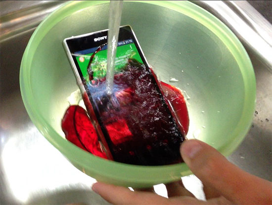 Sony Xperia Z1 με σιρόπι βύσσινο και νερό